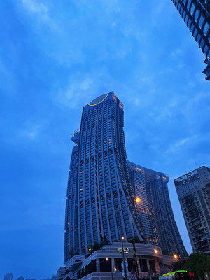 總要去趟重慶吧 吹吹嘉陵江的晚風(fēng) 走走南濱路 去趟長江國際 感受山城的夏天